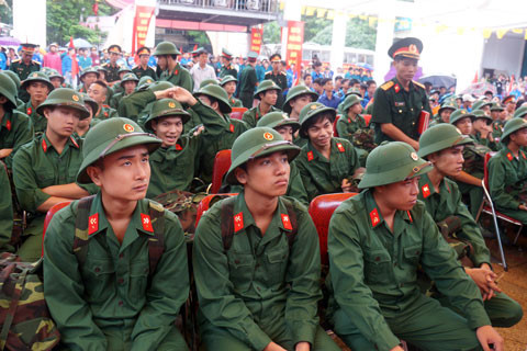 8 giờ sáng nay tại 13 quận huyện, lễ giao quân đồng loạt diễn ra. 8 giờ sáng nay tại 13 quận huyện, lễ giao quân đồng loạt diễn ra