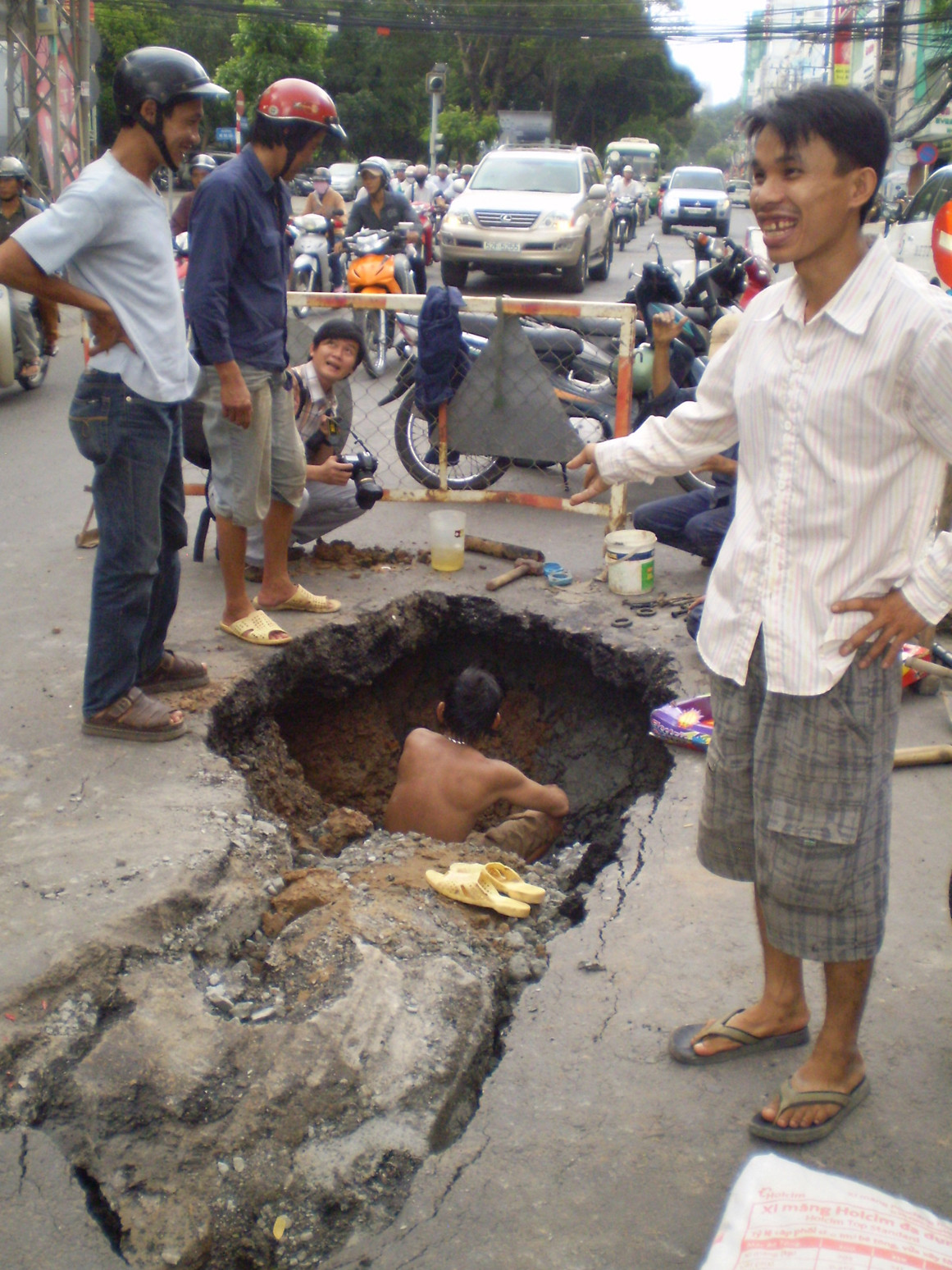 Đường Hai Bà Trưng (quận 3) bị lún, sụt trưa 20-10. Ảnh: LT. Đường Hai Bà Trưng (quận 3) bị lún, sụt trưa 20-10. Ảnh: LT