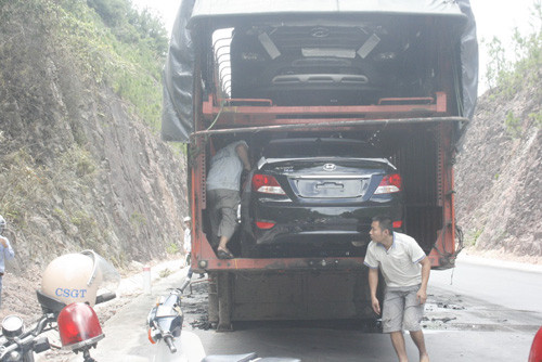 Nhân viên Công ty Vận tải Phú Sơn kiểm tra 2 chiếc ô tô 4 chỗ bị cháy một phần. Nhân viên Công ty Vận tải Phú Sơn kiểm tra 2 chiếc ô tô 4 chỗ bị cháy một phần