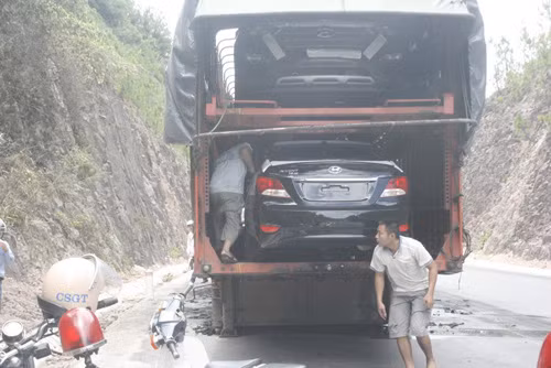 Nhân viên Công ty Vận tải Phú Sơn kiểm tra 2 chiếc ô tô 4 chỗ bị cháy một phần