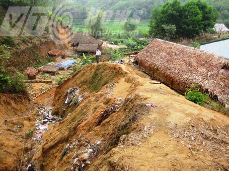 Tính mạng các em có thể nguy hiểm nếu rơi xuống hố này trong tình trạng mất kiểm soát 