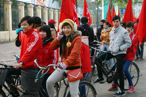 Nhiều bạn trẻ ủng hộ ngày Chủ nhật đỏ lần thứ V