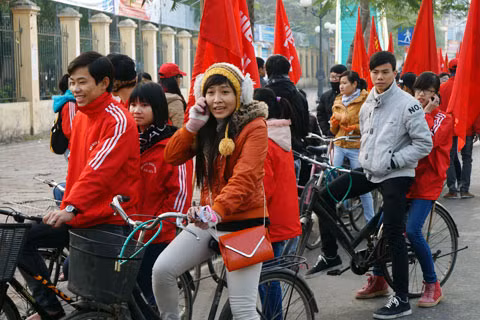 Nhiều bạn trẻ ủng hộ ngày Chủ nhật đỏ lần thứ V