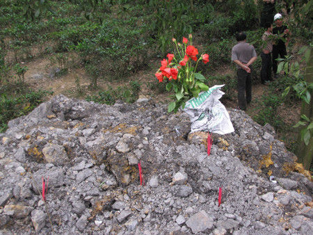 Những nén hương được thắp tại khu vực lở đất. Ảnh: Tuấn Nguyễn