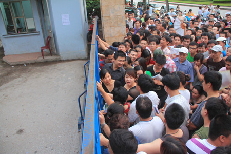 Khi trời vừa sáng, cổng trường PTCS Thực Nghiệm đã chật kín người