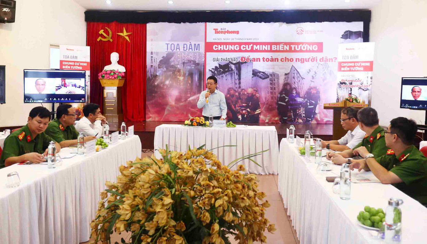 Các khách mời trao đổi, tương tác về vụ cháy chung cư mini ở Thanh Xuân, Hà Nội, tại tọa đàm.