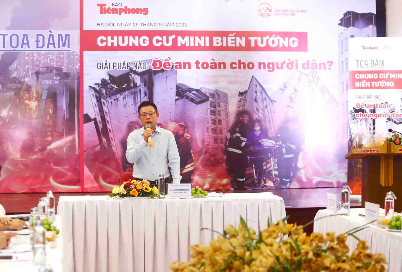 Nhà báo Phùng Công Sưởng tương tác với các khách mời về thông tin không có quy chuẩn chung cư mini.