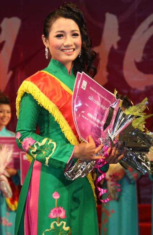 Ngôi vị Á khôi Một được trao cho Lê Thị Thu Hiền