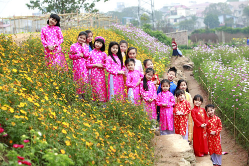 Cô Hồng Pink cùng các học trò xinh xắn của câu lạc bộ người mẫu nhí Cô Hồng Pink cùng các học trò xinh xắn của câu lạc bộ người mẫu nhí