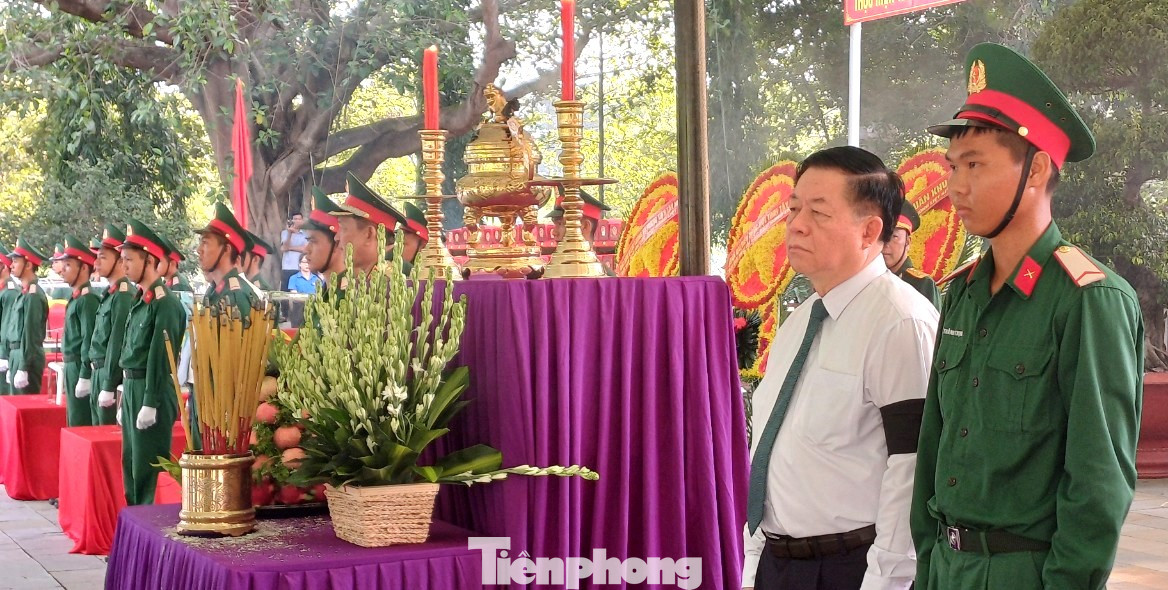 Ủy viên Bộ Chính trị, Trưởng ban Tuyên giáo Trung ương Nguyễn Trọng Nghĩa dự Lễ truy điệu, an táng hài cốt liệt sĩ quân tình nguyện và chuyên gia Việt Nam hy sinh tại Campuchia.