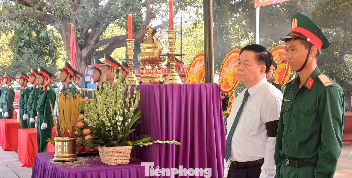 Ủy viên Bộ Chính trị, Trưởng ban Tuyên giáo Trung ương Nguyễn Trọng Nghĩa dự Lễ truy điệu, an táng hài cốt liệt sĩ quân tình nguyện và chuyên gia Việt Nam hy sinh tại Campuchia. Ủy viên Bộ Chính trị, Trưởng ban Tuyên giáo Trung ương Nguyễn Trọng Nghĩa dự Lễ truy điệu, an táng hài cốt liệt sĩ quân tình nguyện và chuyên gia Việt Nam hy sinh tại Campuchia.