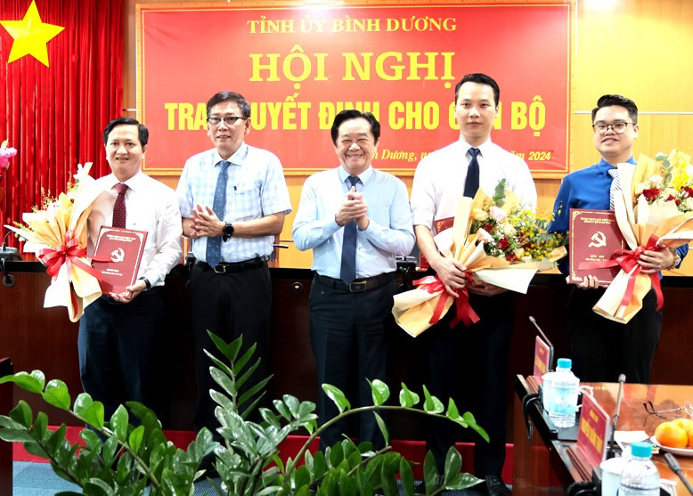 Lãnh đạo tỉnh Bình Dương trao các quyết định điều động, bổ nhiệm cán bộ