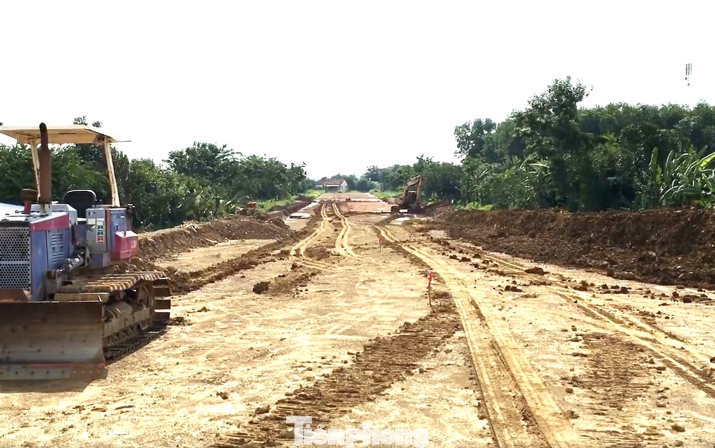 Theo ghi nhận của phóng viên, trên công trường cơ bản hoàn thành phần kết cấu chính. Ở phía bờ Đồng Nai đang triển khai làm lan can, trụ đèn; còn phía bờ Bình Dương đang hoàn thiện phần đắp đường. Theo ghi nhận của phóng viên, trên công trường cơ bản hoàn thành phần kết cấu chính. Ở phía bờ Đồng Nai đang triển khai làm lan can, trụ đèn; còn phía bờ Bình Dương đang hoàn thiện phần đắp đường.