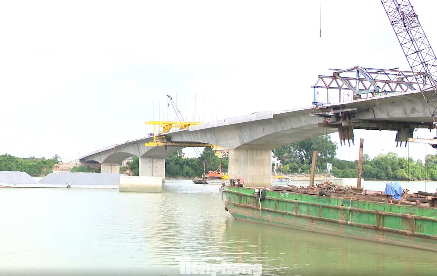 Ngày 11/7, đại diện Ban Quản lý dự án đầu tư xây dựng công trình giao thông tỉnh Bình Dương, cho biết công trình cầu Bạch Đằng 2 bắc qua sông Đồng Nai kết nối thành phố Tân Uyên (Bình Dương) với huyện Vĩnh Cửu (Đồng Nai) đã đến công đoạn hợp long. Ngày 11/7, đại diện Ban Quản lý dự án đầu tư xây dựng công trình giao thông tỉnh Bình Dương, cho biết công trình cầu Bạch Đằng 2 bắc qua sông Đồng Nai kết nối thành phố Tân Uyên (Bình Dương) với huyện Vĩnh Cửu (Đồng Nai) đã đến công đoạn hợp long.