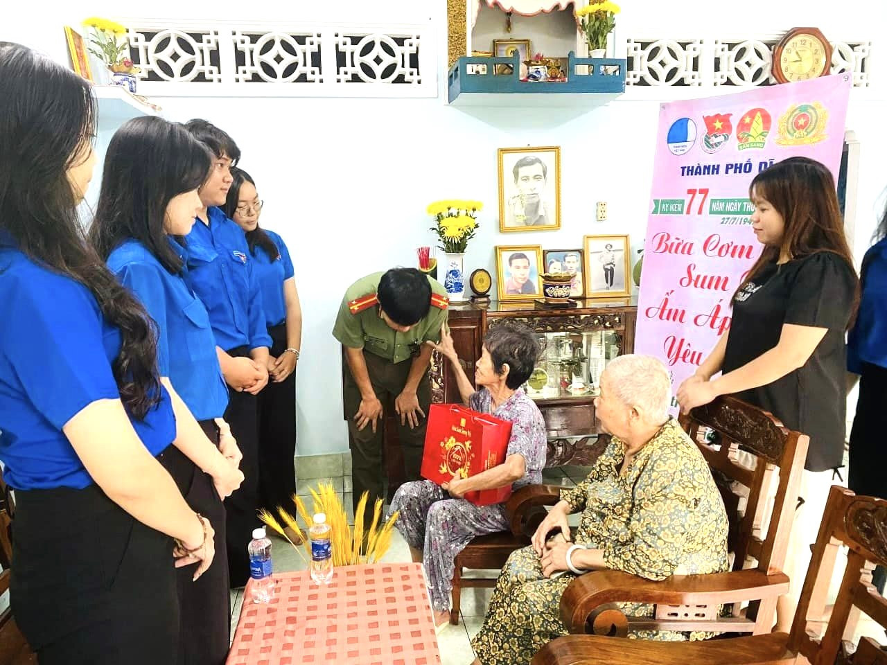 “Bữa cơm tri ân” dù chỉ là hành động nhỏ bé nhưng chứa đựng tấm lòng biết ơn lớn lao của các đoàn viên thanh niên. Đây cũng là dịp để thế hệ trẻ hiểu rõ hơn và thêm tự hào về sự hy sinh cao cả của các thế hệ cha anh đi trước.