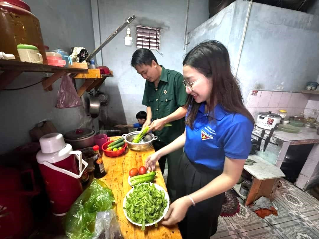 Có mặt tại nhà tại nhà bà Võ Thị Rồng, mẹ Liệt sĩ ở phường Phú Tân (TP Thủ Dầu Một) từ sáng sớm, các bạn đoàn viên thanh niên chia nhau mỗi người một việc. Người tham gia trồng cây lưu niệm tại gia đình, người lau chùi thay khung các Bằng khen và chuẩn bị bữa cơm đặc biệt. Không ai bảo ai, tất cả đều bắt tay vào công việc với tất cả tấm lòng tri ân.