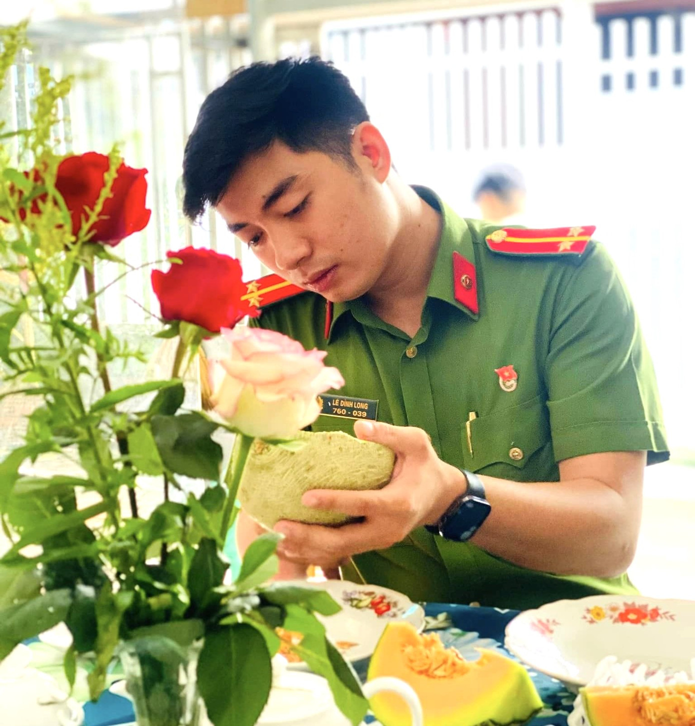 Qua hành động, cử chỉ của các bạn trẻ, bà Rồng xúc động: “Hôm nay là ngày đặc biệt nhất trong năm. Được cùng ăn bữa cơm thân mật với các cháu, chẳng khác nào ngày Tết”.