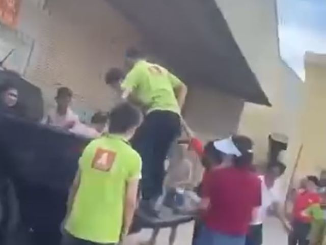 Các nạn nhân được công ty dùng xe đưa tới bệnh viện. Ảnh cắt từ clip