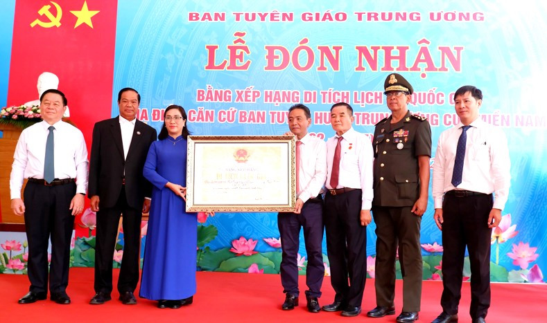 Lễ đón nhận xếp hạng Di tích lịch sử quốc gia Ban Tuyên huấn Trung ương Cục miền Nam. Lễ đón nhận xếp hạng Di tích lịch sử quốc gia Ban Tuyên huấn Trung ương Cục miền Nam.