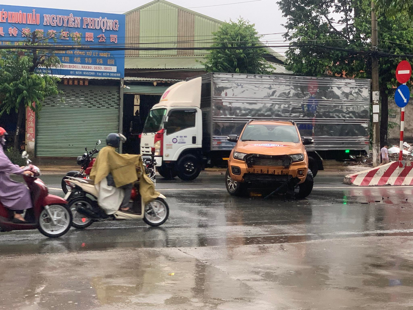 Xe bán tải hư hỏng phần đầu