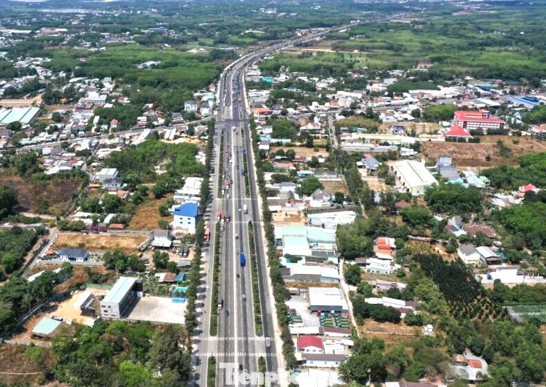 Đường Mỹ Phước Tân Vạn đoạn từ điểm cuối TP.Thủ Dầu Một đến huyện Bàu Bàng có đến 10 làn xe Đường Mỹ Phước Tân Vạn đoạn từ điểm cuối TP.Thủ Dầu Một đến huyện Bàu Bàng có đến 10 làn xe