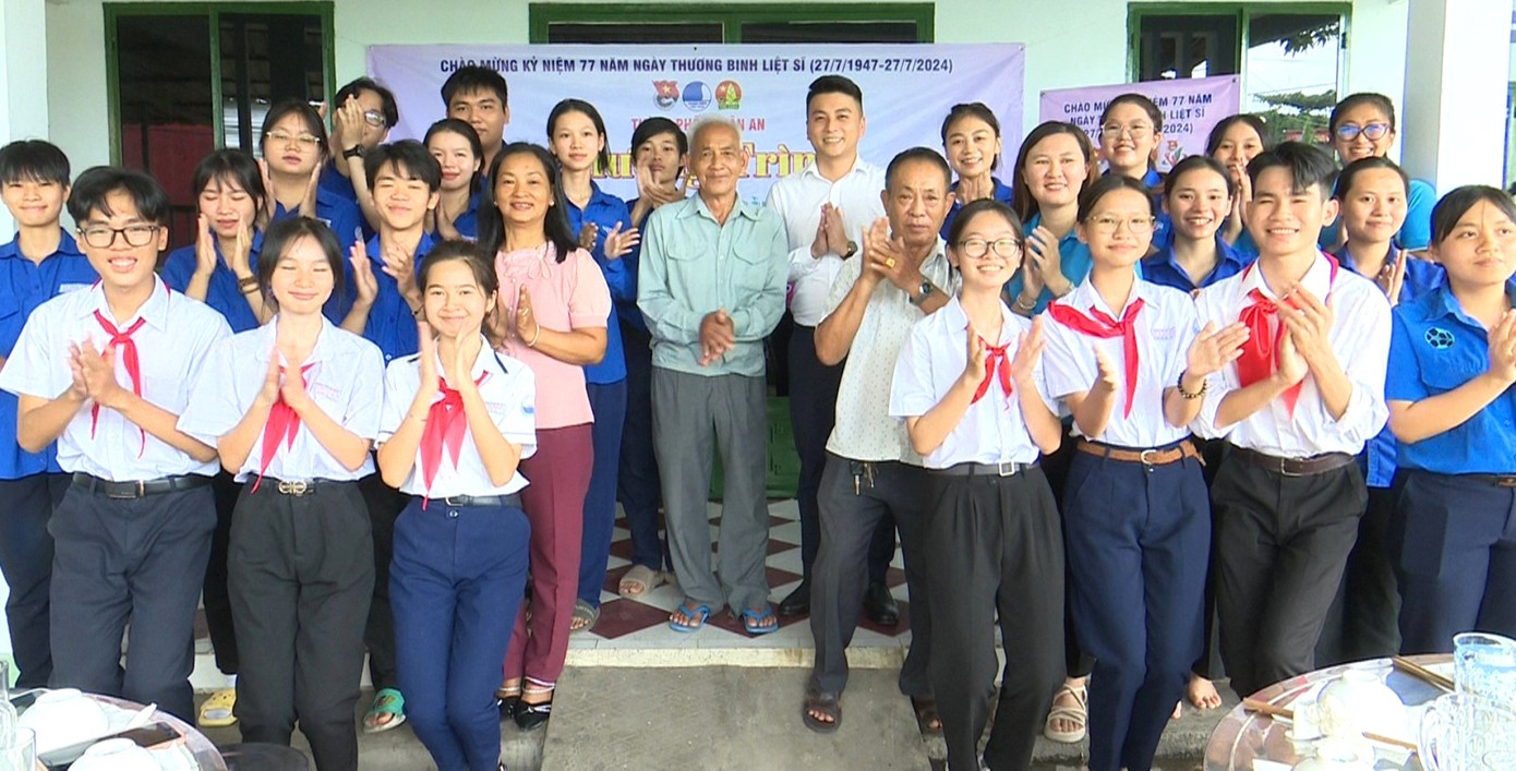 Các bạn trẻ tổ chức chương trình "cùng ăn, cùng ở, cùng làm" tại nhà ông Lê Văn Năm, thương binh ở khu phố Đông Ba (phường Bình Hòa, TP Thuận An).