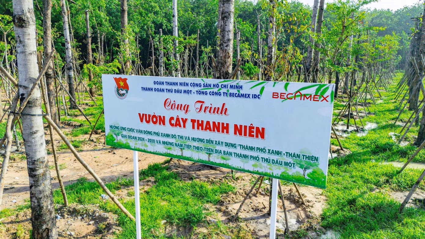Kinh phí thực hiện công trình "Vườn cây thanh niên" được vận động từ nguồn xã hội. Kinh phí thực hiện công trình "Vườn cây thanh niên" được vận động từ nguồn xã hội.