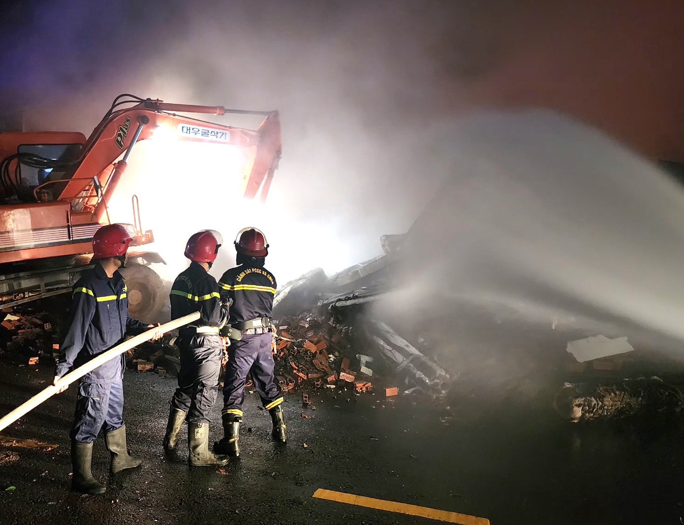 Lực lượng chức năng nỗ lực chữa cháy