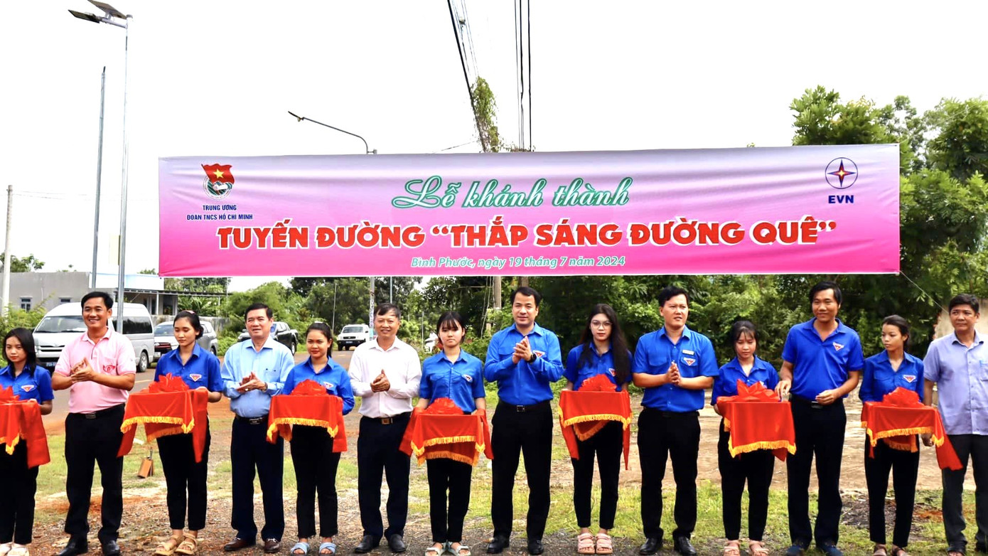 Tại Lễ ra quân, Ban Tổ chức đã trao tặng 40 suất quà cho thanh niên công nhân, gia đình chính sách, người dân có hoàn cảnh khó khăn; trao tặng 15 chiếc xe đạp cho học sinh vượt khó học tốt; trao tặng các nguồn lực để thực hiện các công trình: 2 tuyến đường thắp sáng, 2 công trình “Ánh sáng biên cương”, 2 căn nhà nhân ái… với tổng trị giá kinh phí là hơn 620 triệu đồng.