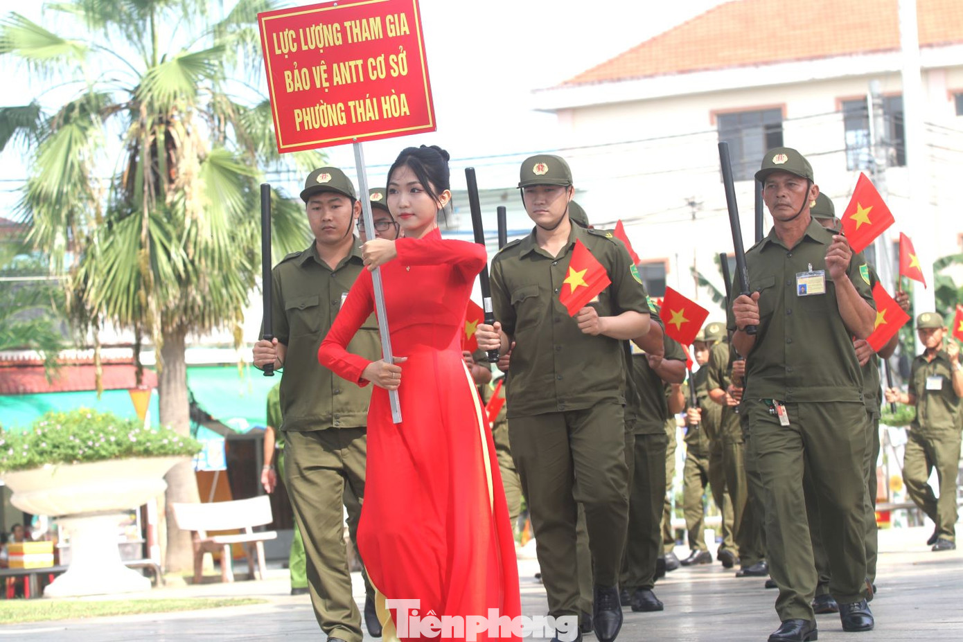 Thực hiện Quyết định của Thủ tướng Chính phủ, ban hành Kế hoạch triển khai thi hành Luật Lực lượng tham gia bảo vệ ANTT ở cơ sở, Bộ Công an đã chỉ đạo Công an các địa phương tham mưu cho cấp ủy, chính quyền địa phương chuẩn bị tất cả các điều kiện từ cơ sở vật chất, cơ sở pháp lý, tuyển chọn lực lượng để tổ chức đồng loạt Lễ ra mắt vào ngày 1/7/2024. Thực hiện Quyết định của Thủ tướng Chính phủ, ban hành Kế hoạch triển khai thi hành Luật Lực lượng tham gia bảo vệ ANTT ở cơ sở, Bộ Công an đã chỉ đạo Công an các địa phương tham mưu cho cấp ủy, chính quyền địa phương chuẩn bị tất cả các điều kiện từ cơ sở vật chất, cơ sở pháp lý, tuyển chọn lực lượng để tổ chức đồng loạt Lễ ra mắt vào ngày 1/7/2024.