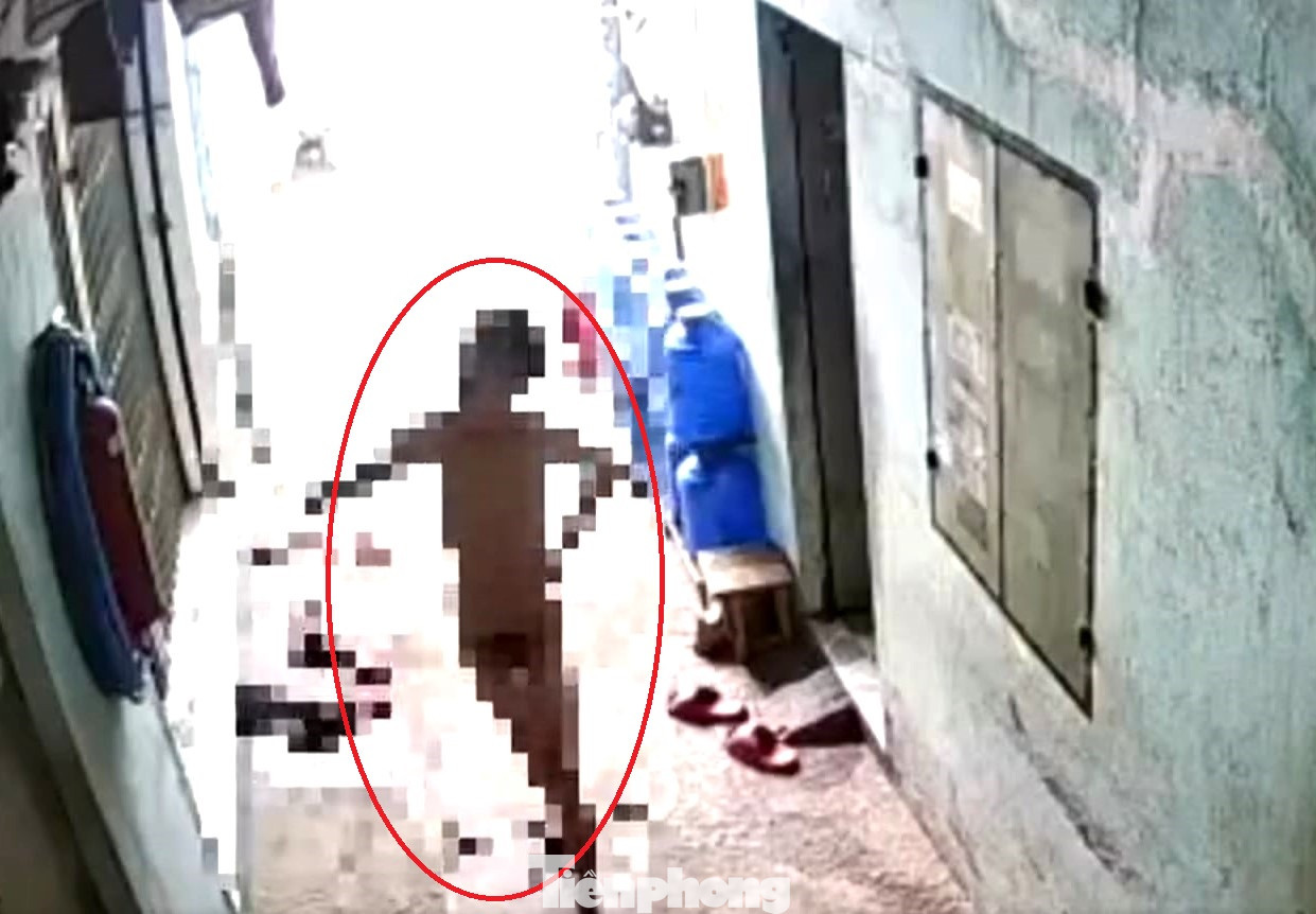 Thanh niên khỏa thân đi vào khu nhà trọ nhìn vào từng phòng Thanh niên khỏa thân đi vào khu nhà trọ nhìn vào từng phòng