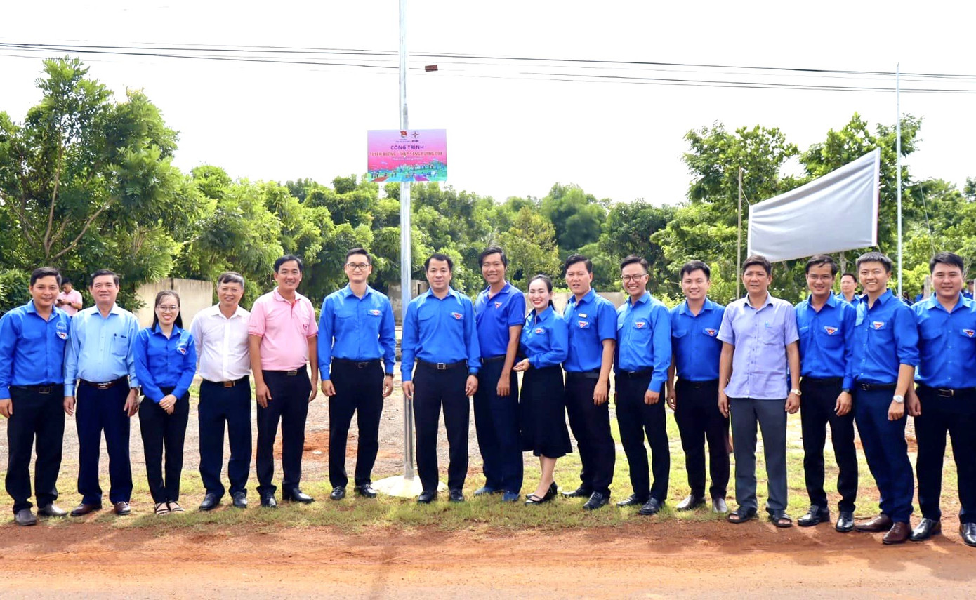 Các đại biểu chụp hình lưu niệm tại công trình Tuyến đường thắp sáng.