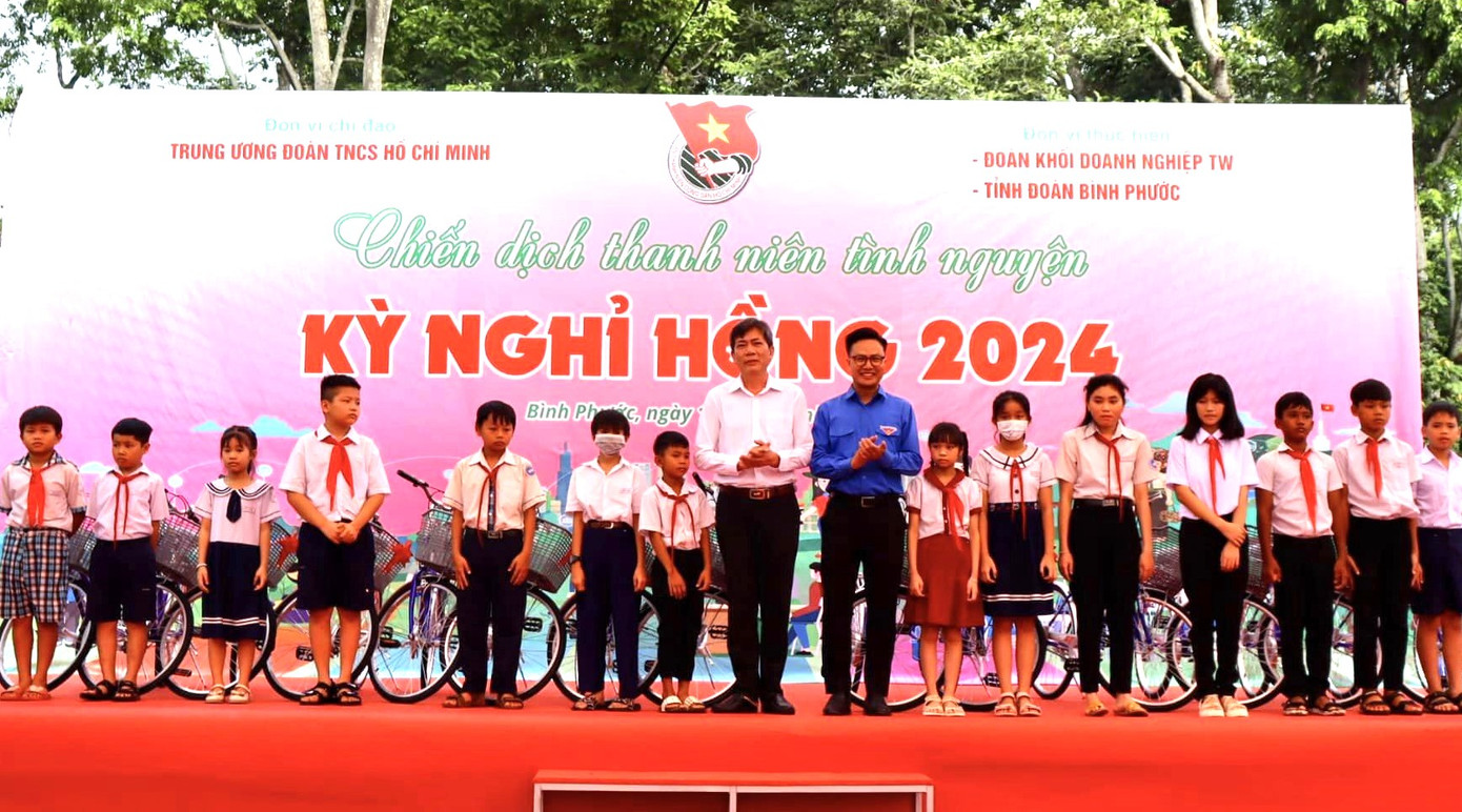 Ban Tổ chức trao tặng 15 xe đạp cho học sinh vượt khó học tốt.