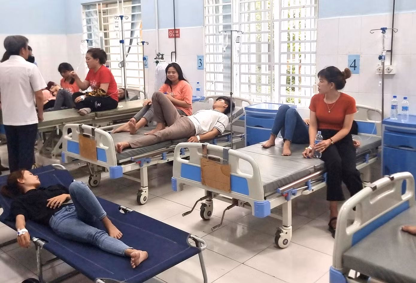 Các bệnh nhân nằm theo dõi sức khỏe tại Trung tâm Y tế huyện Đồng Phú