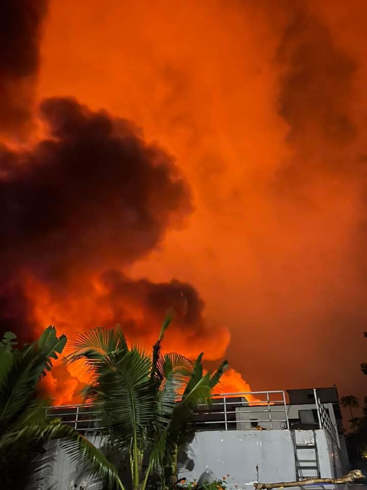 Khói lửa bao trùm nhà xưởng công ty gỗ