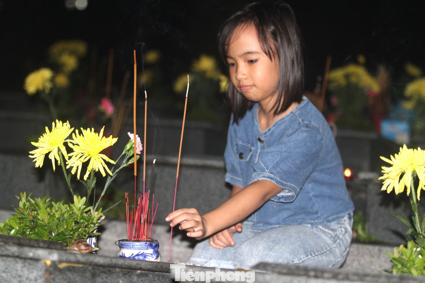 Bé gái là cháu của Anh hùng liệt sĩ đến thắp hương tưởng nhớ người thân