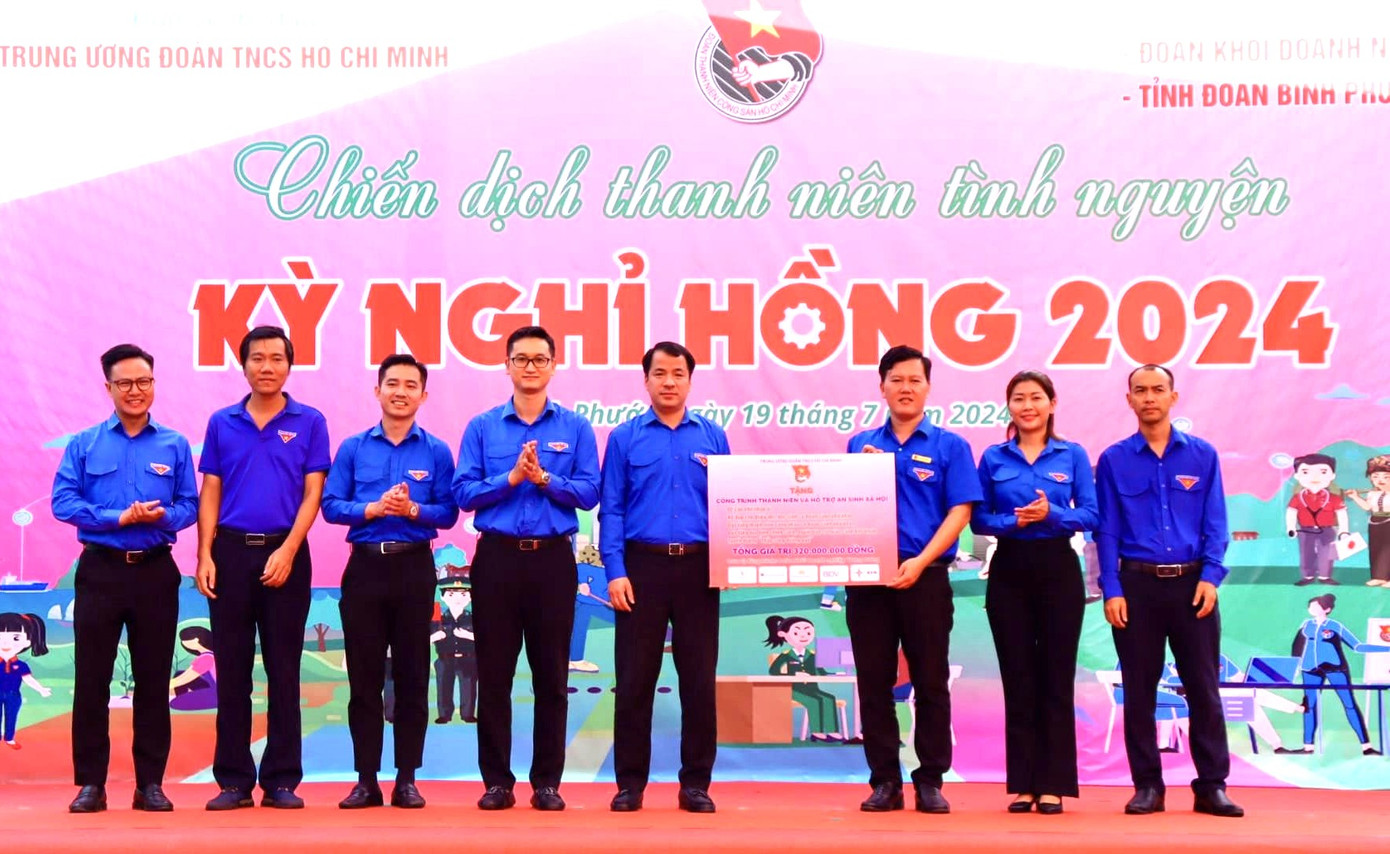 “Kỳ nghỉ hồng là môi trường thực tiễn phong phú, sinh động cho hàng trăm ngàn đoàn viên, thanh niên cán bộ, công chức, viên chức công nhân người lao động trẻ trên cả nước rèn luyện bản lĩnh, nhận thức và hành động, dấn thân đảm nhận những phần việc khó khăn để cống hiến sức trẻ của mình cho cộng đồng trong thời gian qua” – Bí thư T.Ư Đoàn Ngô Văn Cương nhấn mạnh. Ảnh: T.Ư Đoàn trao tặng nguồn lực để thực hiện các công trình tại Bình Phước.
