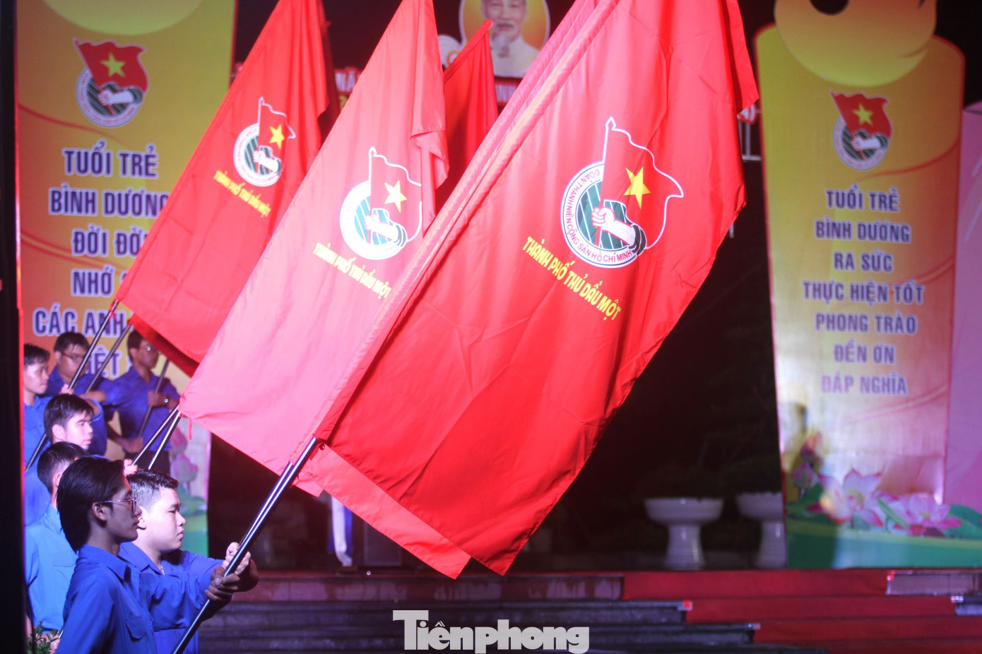 Tối 27/7, Tỉnh Đoàn Bình Dương tổ chức lễ dâng hương, kính viếng các Anh hùng liệt sĩ, Mẹ Việt Nam anh hùng tại Nghĩa trang Liệt sĩ tỉnh (thành phố Thuận An).