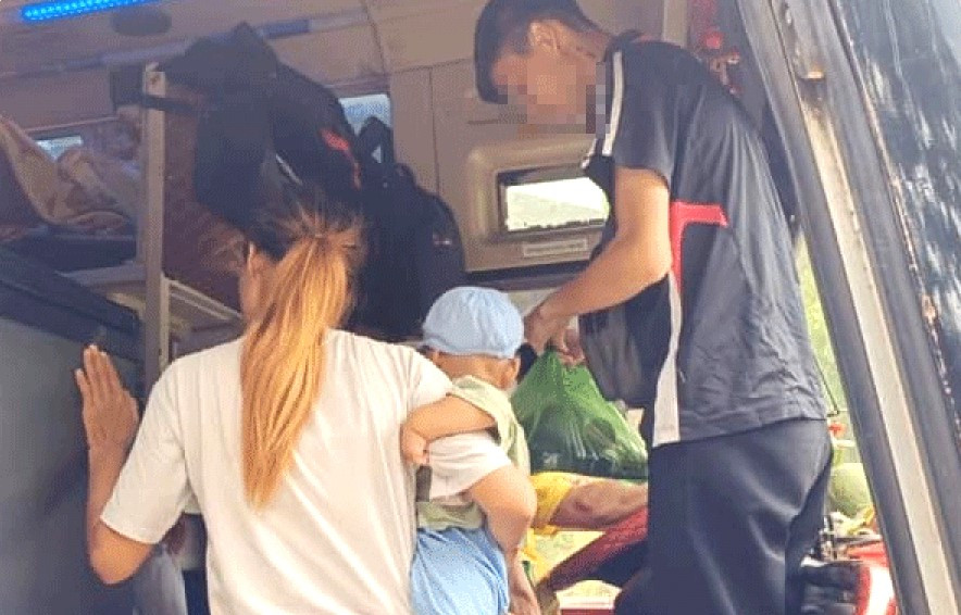 Vợ chồng anh D. cùng con lên xe khách trở về quê