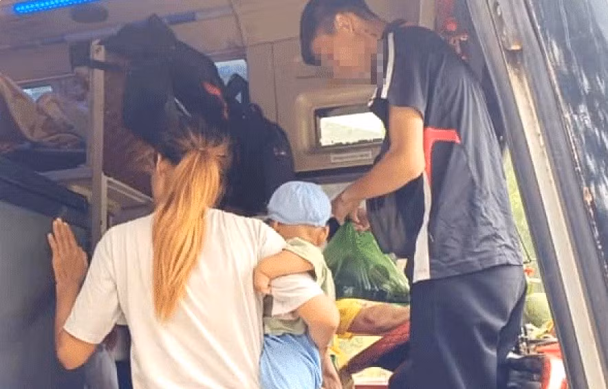 Vợ chồng anh D. cùng con lên xe khách trở về quê