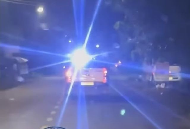 Chiếc ô tô bán tải nháy đèn pha phía sau liên tục khi lưu thông trên đường ở Bình Dương gây bức xúc cho người tham gia giao thông.