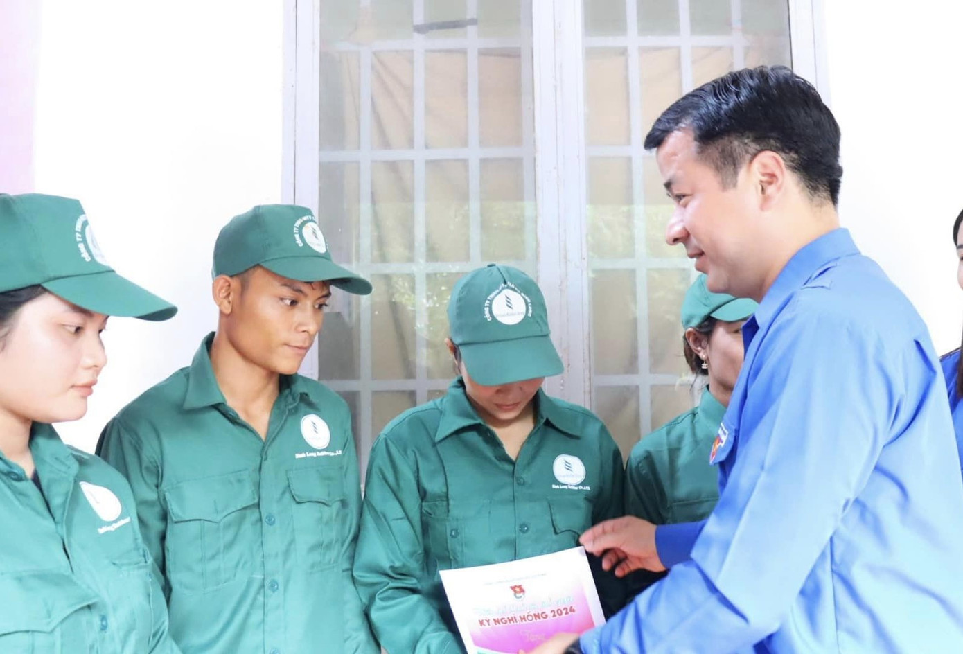 Để tổ chức các hoạt động tình nguyện có chất lượng, hiệu quả, mang lại lợi ích thiết thực cho cộng đồng, tại Lễ ra quân, Ban Tổ chức đã ra quân 5 đội hình Thanh niên tình nguyện gồm: Đội hình tình nguyện công chức, viên chức trẻ; Đội hình thanh niên tình nguyện; Đội hình thanh niên công nhân, kỹ sư trẻ; Đội hình tri thức trẻ tình nguyện; Đội hình sinh viên tình nguyện nhằm hưởng ứng có hiệu quả các nội dung, nhiệm vụ trong Chiến dịch tình nguyện “Kỳ nghỉ hồng” và triển khai thực hiện hiệu quả các nội dung, nhiệm vụ cụ thể trong từng nhóm lực lượng. Ảnh: Bí thư T.Ư Đoàn Ngô Văn Cương thăm và tặng quà thanh niên công nhân đang làm việc tại Nông trường Cao su Lợi Hưng thuộc Công ty TNHH MTV Cao su Bình Long.