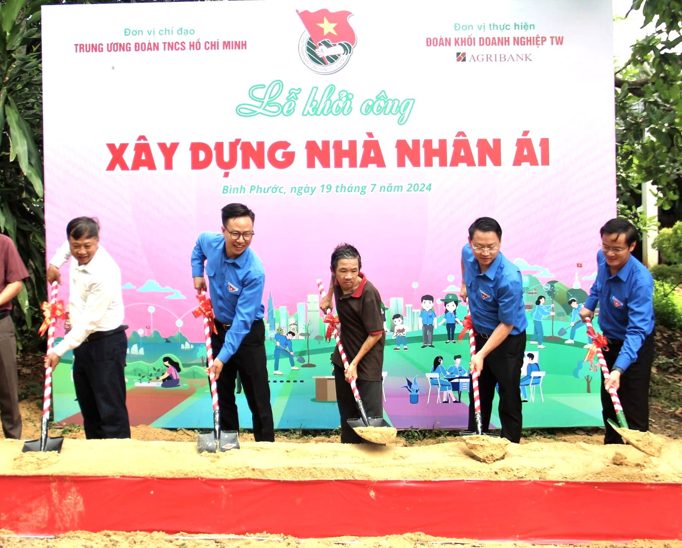 Ngay sau Lễ ra quân, nhiều hoạt động đã được triển khai tại huyện Hớn Quản và thị xã Bình Long như: Thăm và tặng quà thanh niên công nhân đang làm việc tại Nông trường Cao su Lợi Hưng thuộc Công ty TNHH MTV Cao su Bình Long; thăm và tặng quà cho Đội hình tình nguyện hỗ trợ Nhân dân giải quyết thủ tục hành chính tại bộ phận Một cửa UBND thị xã Bình Long; tổ chức lễ khởi công xây dựng 2 căn nhà nhân ái; tổ chức Lễ khánh thành, bàn giao Tuyến đường thắp sáng đường quê…