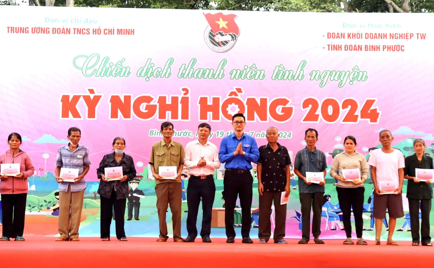 Ban tổ chức trao tặng quà thanh niên công nhân, gia đình chính sách, người dân có hoàn cảnh khó khăn.