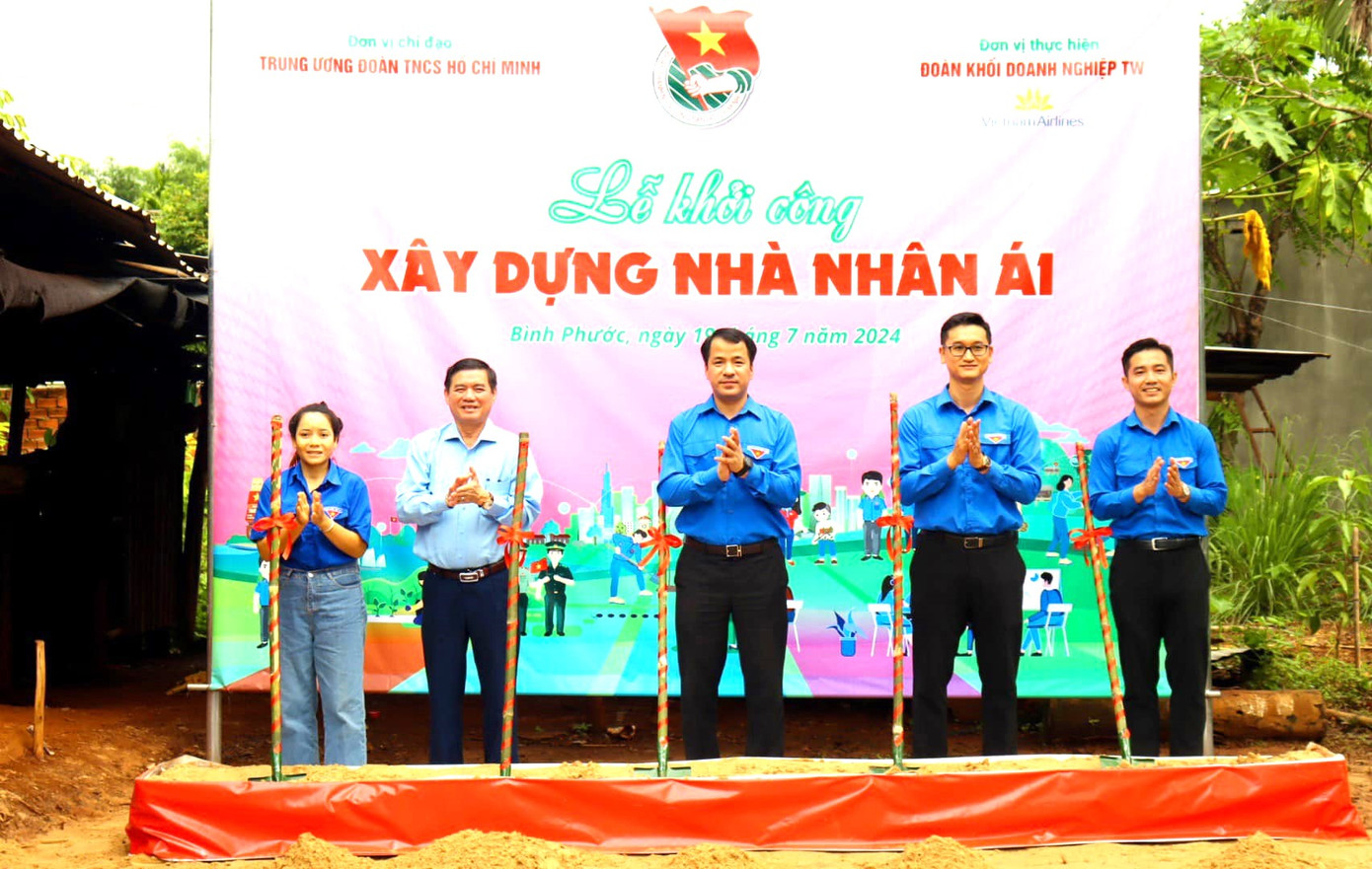 Tại chương trình Phó Trưởng Ban Dân vận Tỉnh ủy Bình Phước Trịnh Thanh Tuệ đề nghị Ban Thường vụ Tỉnh Đoàn cần bám sát định hướng, sự chỉ đạo của T.Ư Đoàn; đẩy mạnh, nghiên cứu đổi mới nội dung, phương pháp tổ chức chiến dịch phù hợp đối tượng, địa bàn, bối cảnh, nhất là các xu thế tiến bộ, phù hợp với đặc điểm và sự quan tâm của thanh niên như: Chuyển đổi số, tăng trưởng xanh, phát triển khoa học công nghệ và đổi mới sáng tạo, ứng phó biến đổi khí hậu, bảo vệ môi trường,… làm cho Chiến dịch trở thành nơi để đoàn viên, thanh niên công nhân được trải nghiệm, cống hiến và trưởng thành. Ảnh: Ban tổ chức khởi công xây dựng nhà nhân ái.