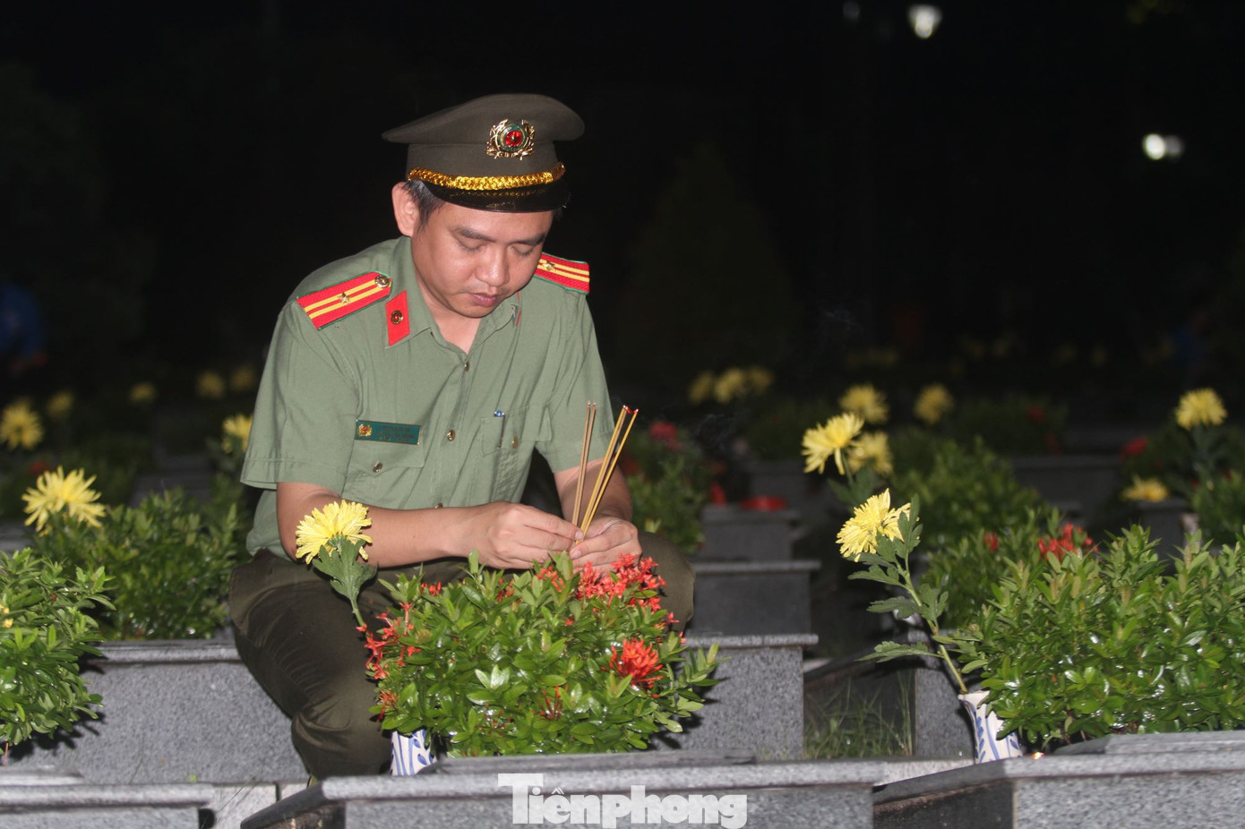 Thiếu tá Trần Hữu An - Phó trưởng phòng Công tác Đảng và công tác chính trị Công an tỉnh Bình Dương thắp hương tri ân Anh hùng liệt sĩ