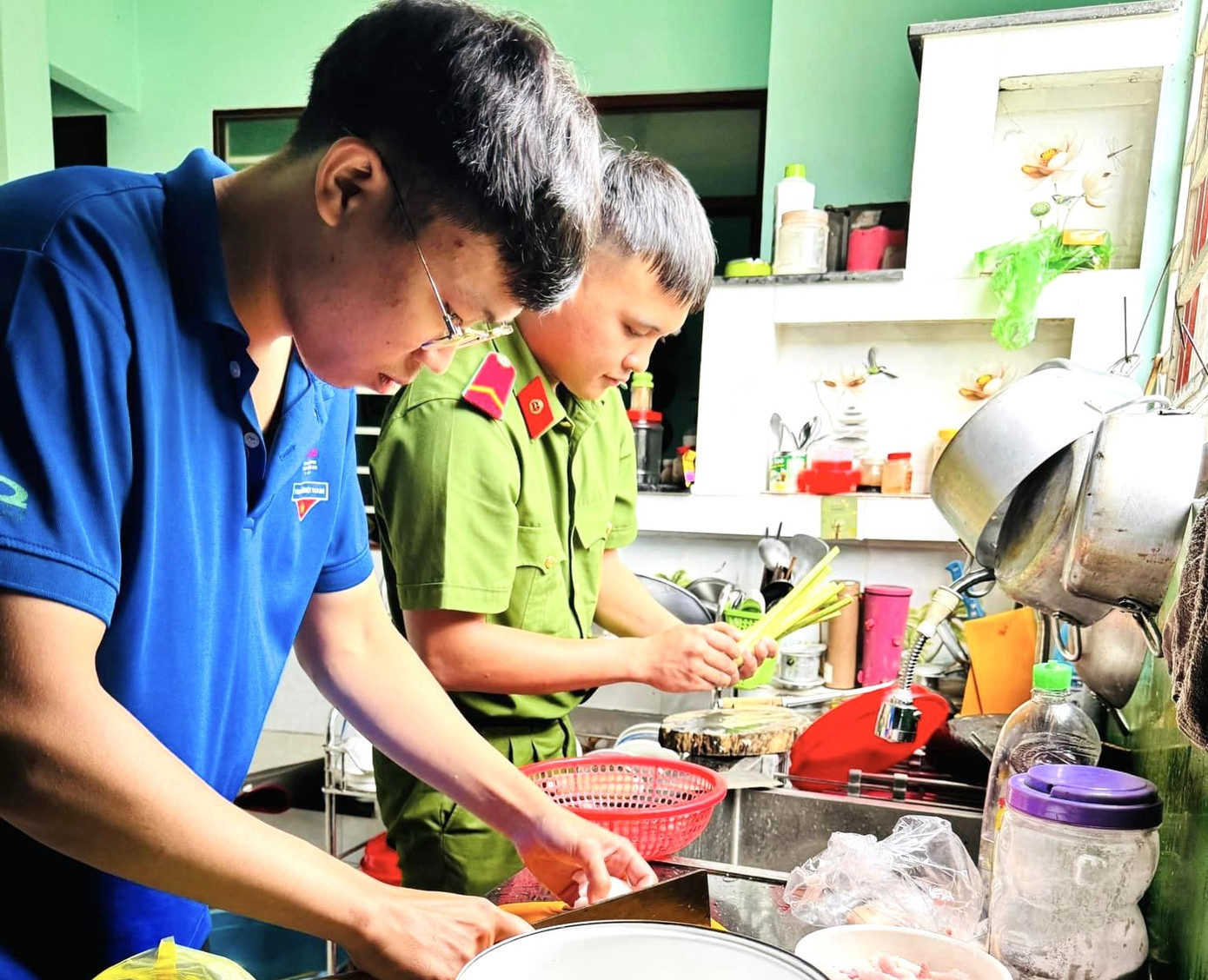 Mỗi dịp kỷ niệm Ngày Thương binh - Liệt sĩ (27/7), Đoàn các cấp tại Bình Dương lại tổ chức nhiều hoạt động nhằm thể hiện lòng tri ân của tuổi trẻ, đồng thời giáo dục truyền thống cho đoàn viên, thanh niên. Hoạt động thiết thực, ý nghĩa nhân dịp này có chương trình “một ngày cùng ăn, cùng ở, cùng làm” và “bữa cơm tri ân”.