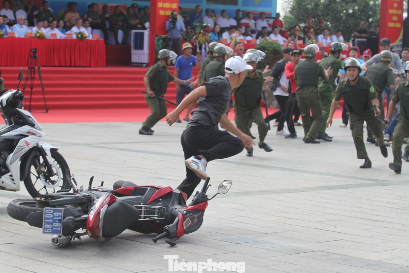 Lực lượng chức năng nỗ lực trấn áp đối tượng mạnh động. Lực lượng chức năng nỗ lực trấn áp đối tượng mạnh động.