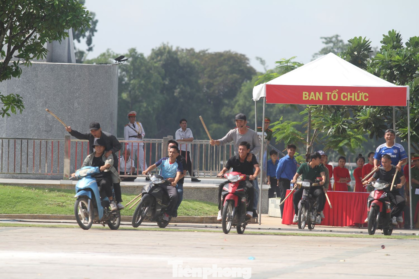 Các đối tượng nẹt pô, dùng gậy tham gia hỗn chiến Các đối tượng nẹt pô, dùng gậy tham gia hỗn chiến