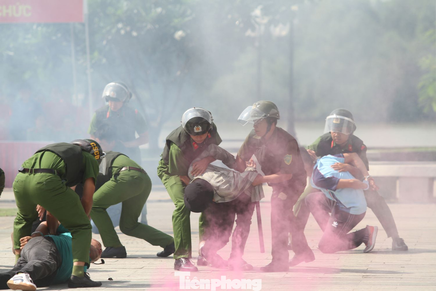 Lực lượng chức năng khống chế các đối tượng tội phạm Lực lượng chức năng khống chế các đối tượng tội phạm